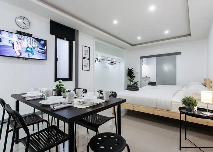 P4 Silom Large 2beds Full Kitchen Wifi 4-6pax Apartment *